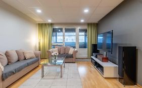 Only 9 Mins From The Airport 74,5 M2 Apartment With Free Parking & Beds For 7